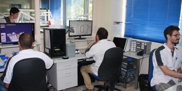 le laboratoire Ceram Fixe, collaborateurs en session de travail