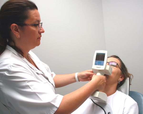 relevr-de-teinte-a-l'aide-du-spectrocolorimetre-ceram-fixe.jpg